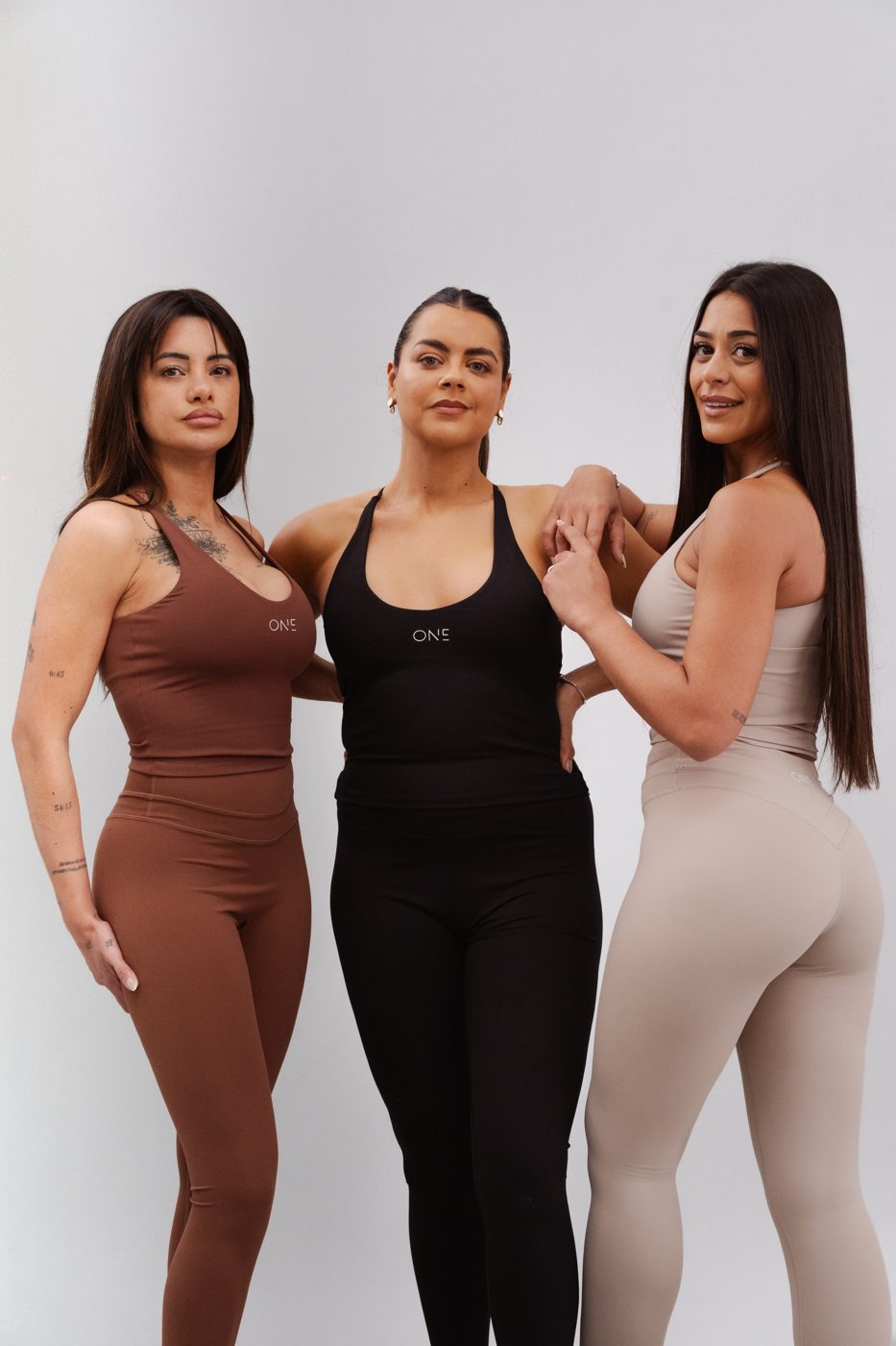 Las tres modelos con la colección AuraMotion en negro, marrón y beige