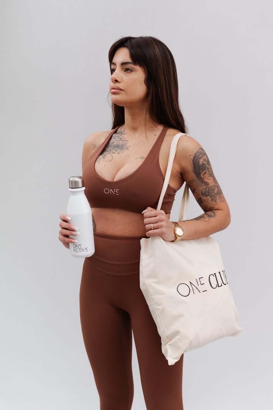 Botella ONE ACTIVE y tote ONE CLUB en uso